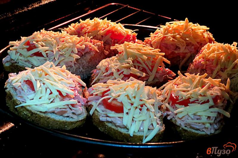 Фото приготовление рецепта: Горячие бутерброды с колбасой и помидорами шаг №10