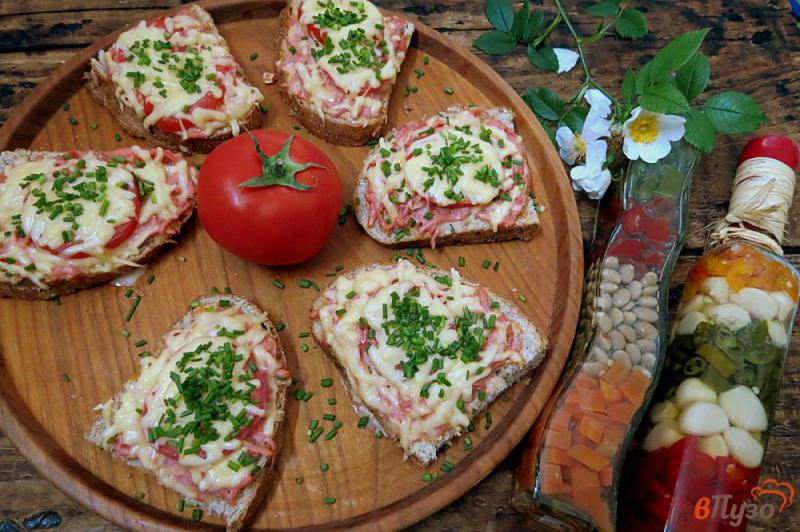 Фото приготовление рецепта: Горячие бутерброды с колбасой и помидорами шаг №13