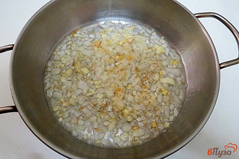 Фото приготовление рецепта: Слоёный пирог с капустой и грибами шаг №4