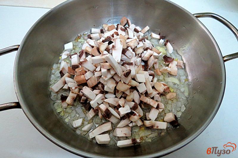 Фото приготовление рецепта: Слоёный пирог с капустой и грибами шаг №5