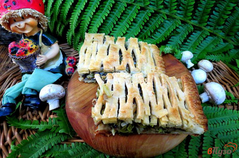 Фото приготовление рецепта: Слоёный пирог с капустой и грибами шаг №10