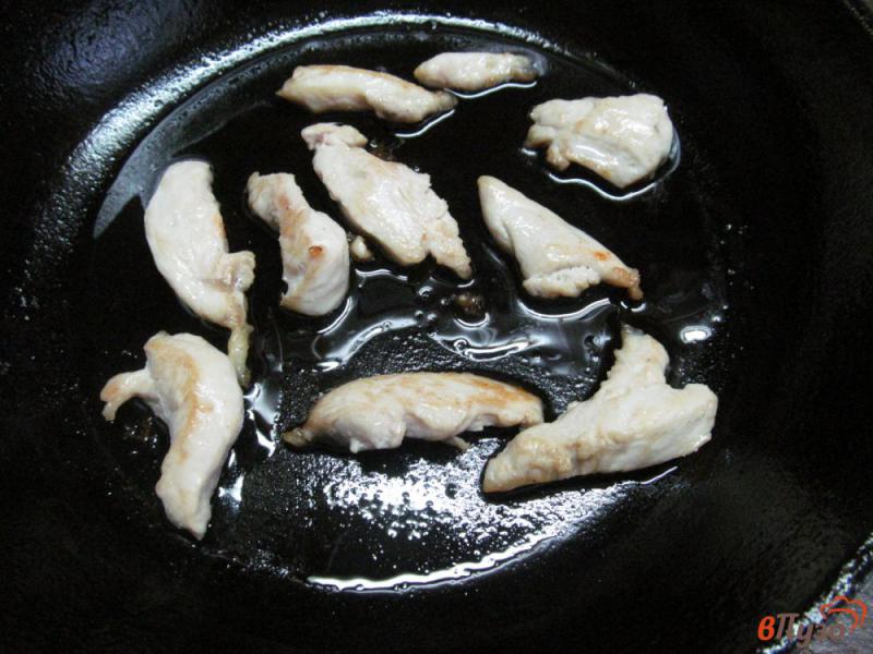Фото приготовление рецепта: Армянский лаваш с начинкой из курицы и салата шаг №4
