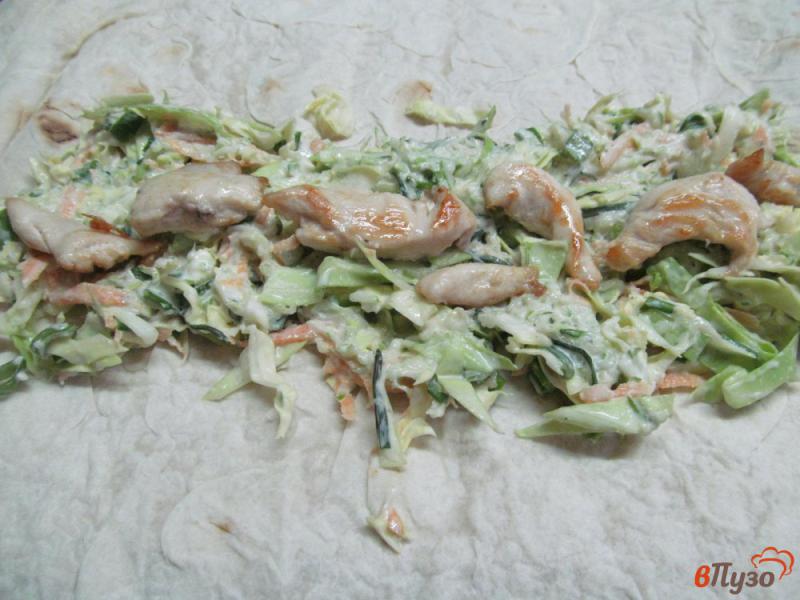 Фото приготовление рецепта: Армянский лаваш с начинкой из курицы и салата шаг №5