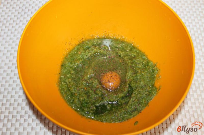 Фото приготовление рецепта: Кабачково - шпинатные оладьи шаг №4