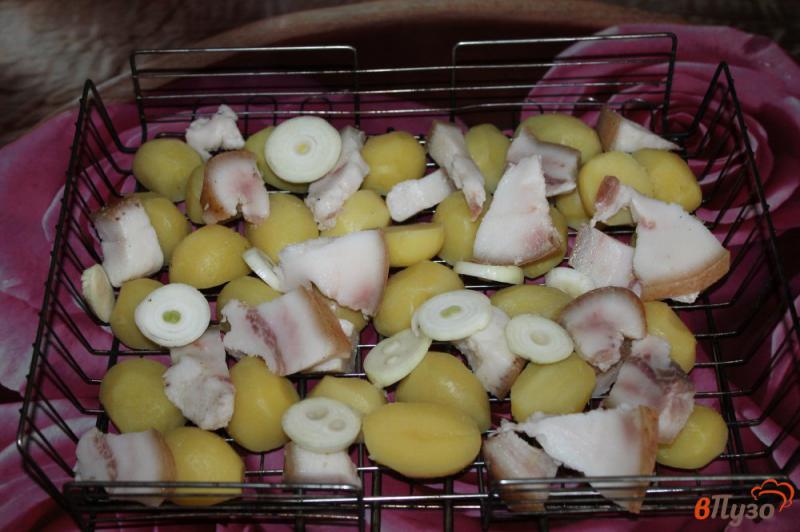 Фото приготовление рецепта: Картофель по - деревенски с салом и луком на костре шаг №4