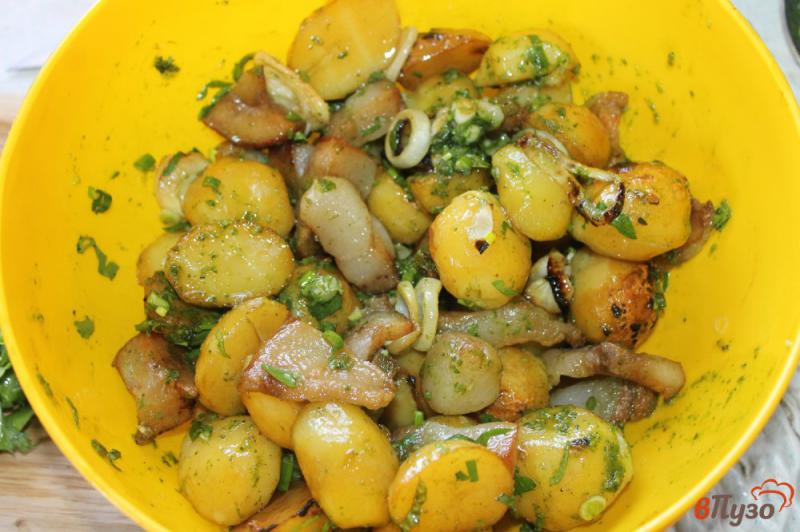 Фото приготовление рецепта: Картофель по - деревенски с салом и луком на костре шаг №5