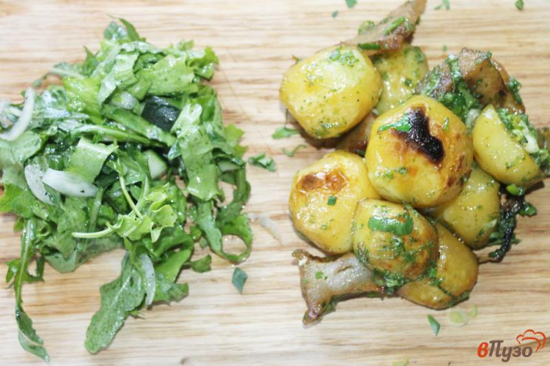 Фото приготовление рецепта: Картофель по - деревенски с салом и луком на костре шаг №6