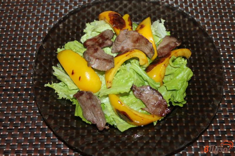 Фото приготовление рецепта: Теплый салат с грудкой и перцем шаг №5