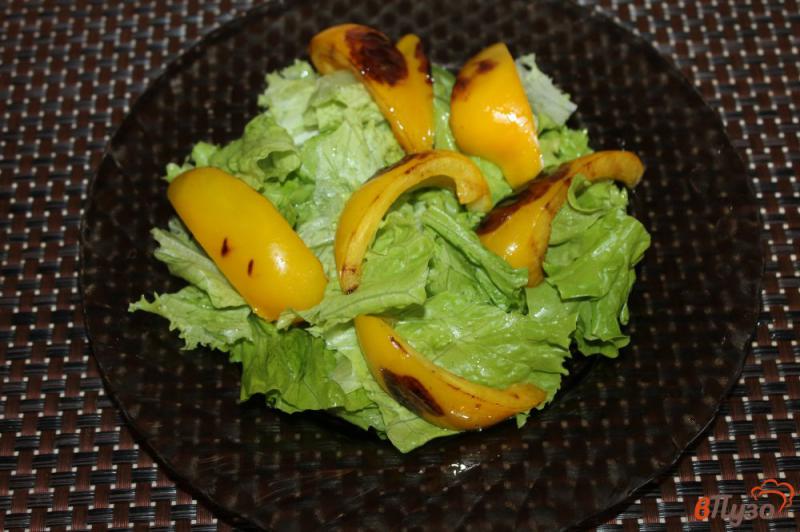 Фото приготовление рецепта: Теплый салат с грудкой и перцем шаг №4
