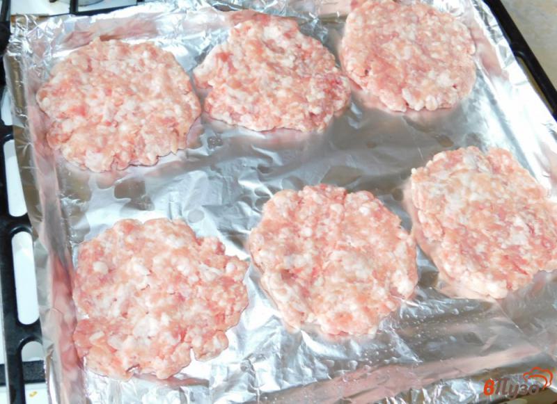 Фото приготовление рецепта: Мясные  лепешки запеченные под сыром шаг №1