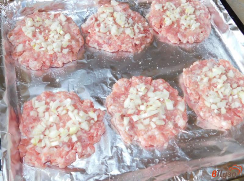 Фото приготовление рецепта: Мясные  лепешки запеченные под сыром шаг №2