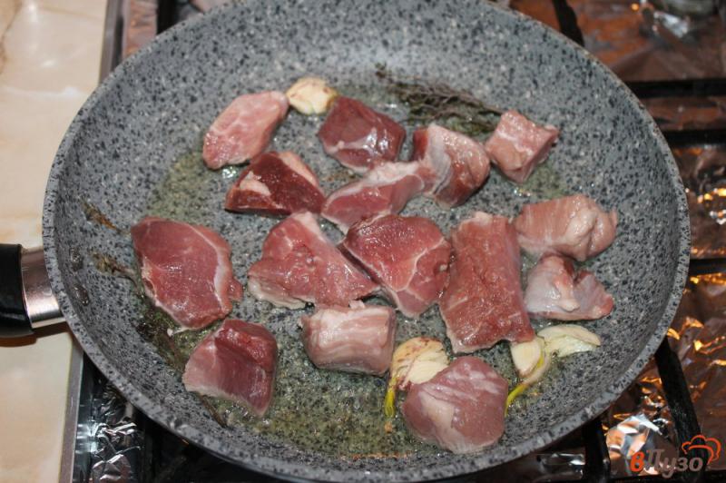 Фото приготовление рецепта: Жареная свинина с луком и кинзой шаг №2