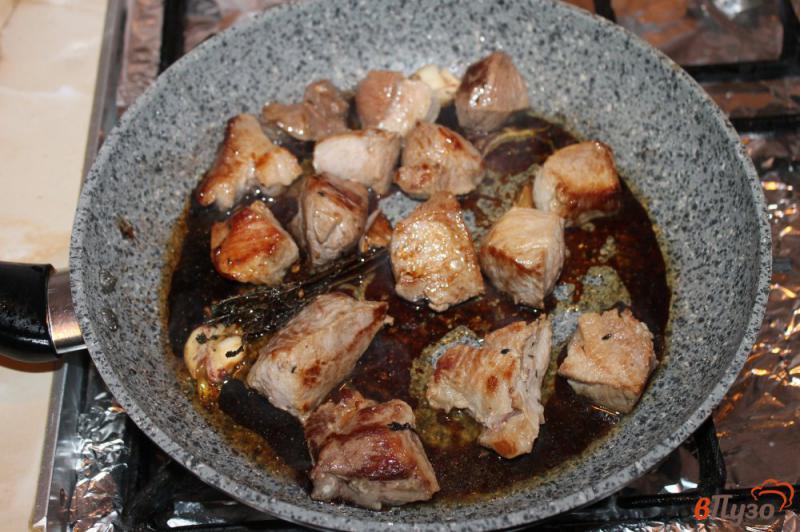 Фото приготовление рецепта: Жареная свинина с луком и кинзой шаг №3