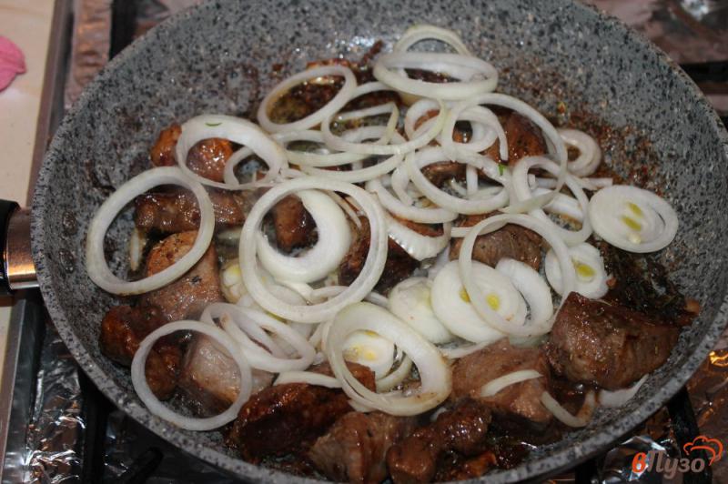 Фото приготовление рецепта: Жареная свинина с луком и кинзой шаг №5