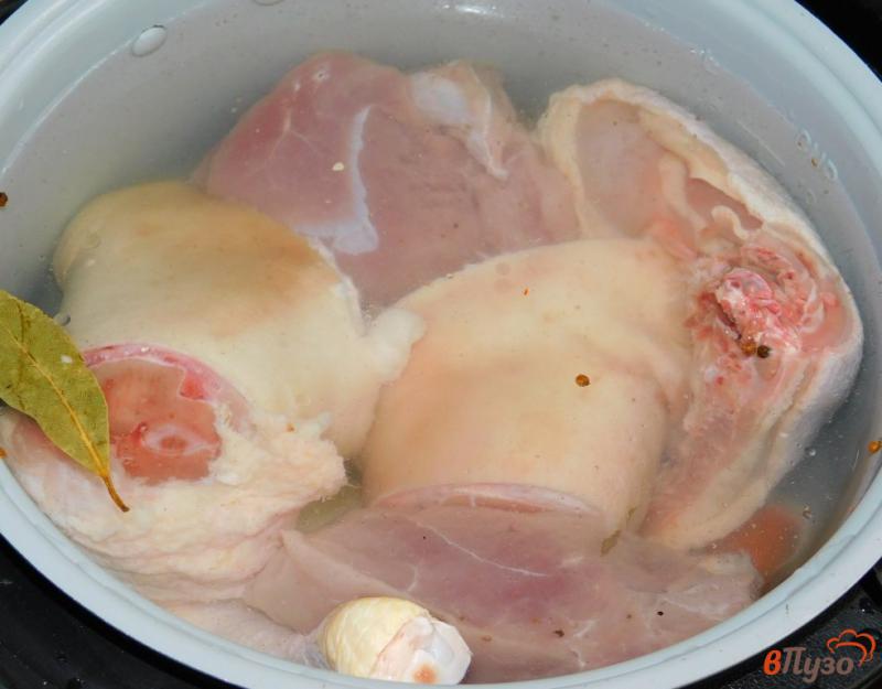 Фото приготовление рецепта: Курино-свиной холодец шаг №3