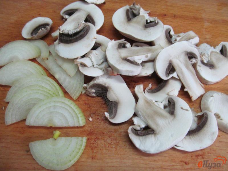Фото приготовление рецепта: Стейк Нью-Йорк с картофелем и грибами шаг №4