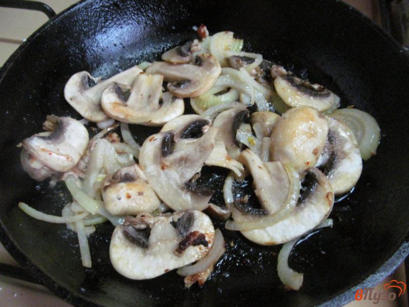 Фото приготовление рецепта: Стейк Нью-Йорк с картофелем и грибами шаг №5