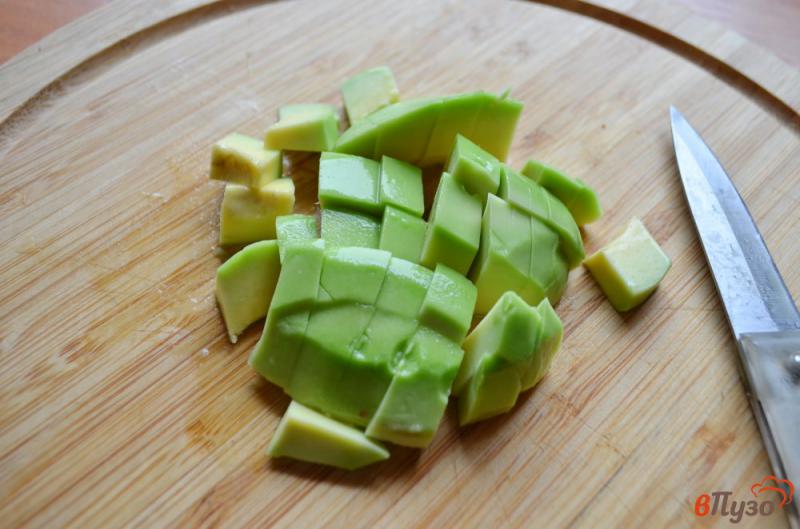 Фото приготовление рецепта: Салат с авокадо и огурцом «Весенний» шаг №2