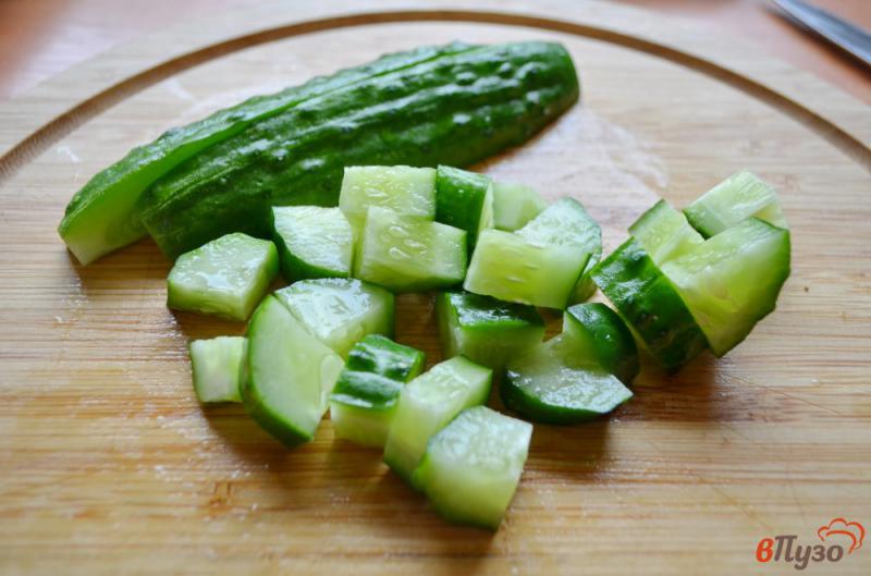 Фото приготовление рецепта: Салат с авокадо и огурцом «Весенний» шаг №3