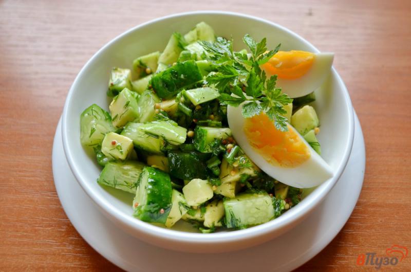 Фото приготовление рецепта: Салат с авокадо и огурцом «Весенний» шаг №5