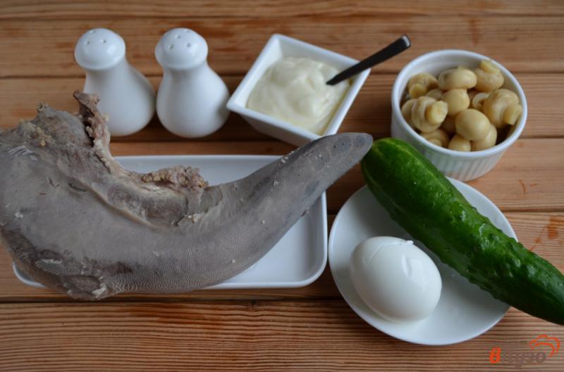 Фото приготовление рецепта: Салат с говяжьим языком и грибами шаг №1
