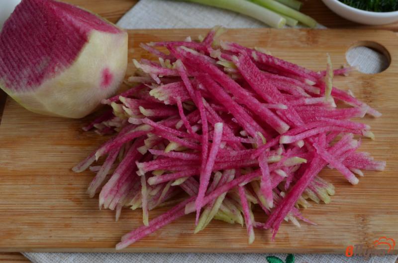 Фото приготовление рецепта: Салат с зеленой редькой и морковью шаг №2