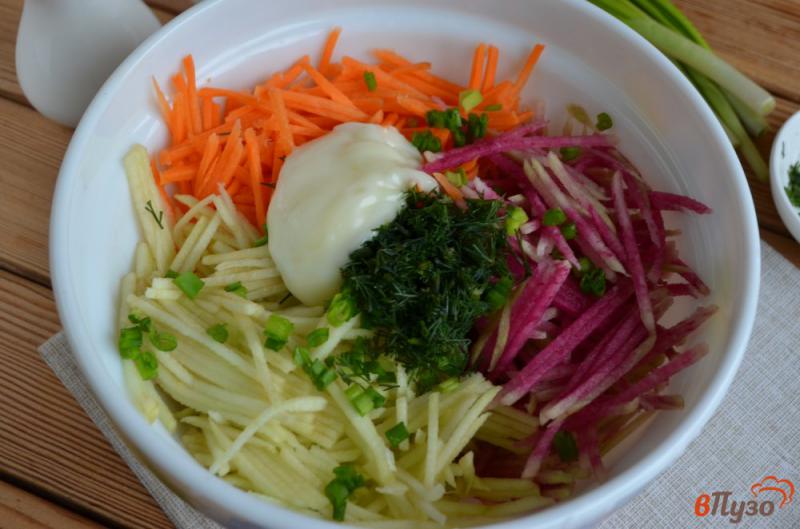Фото приготовление рецепта: Салат с зеленой редькой и морковью шаг №5