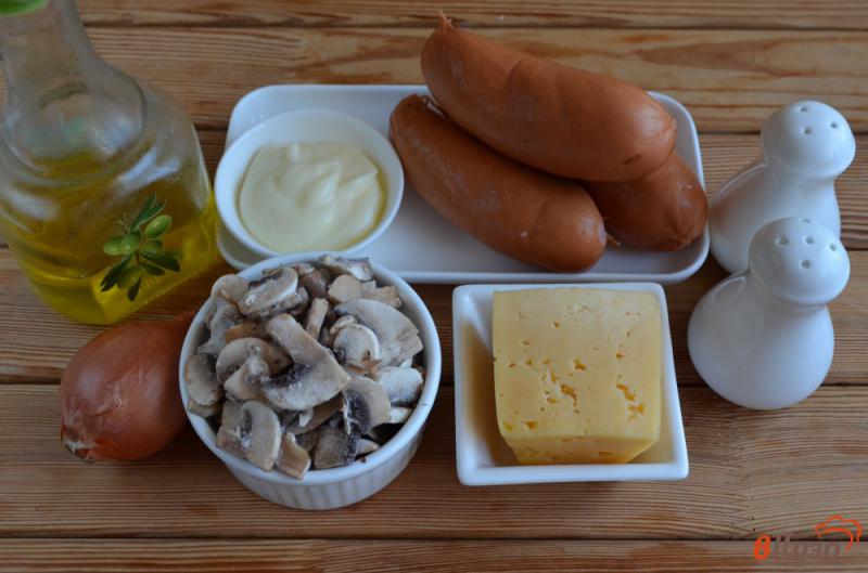 Фото приготовление рецепта: Сардельки, фаршированные сыром и грибами шаг №1