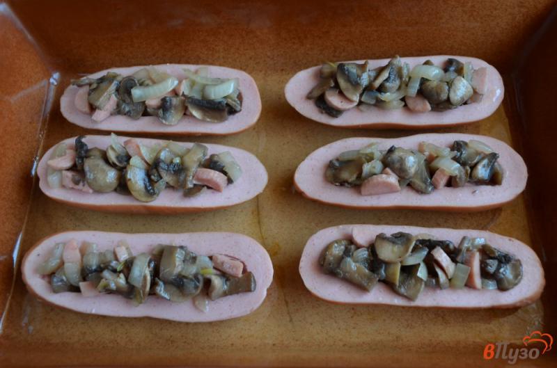 Фото приготовление рецепта: Сардельки, фаршированные сыром и грибами шаг №5