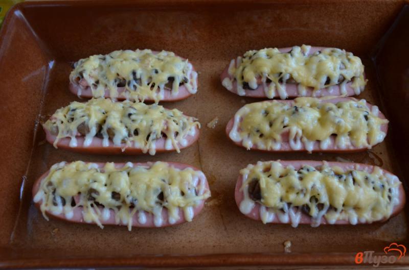 Фото приготовление рецепта: Сардельки, фаршированные сыром и грибами шаг №8