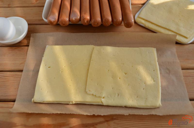 Фото приготовление рецепта: Сосиски с сыром в плетеном тесте шаг №2