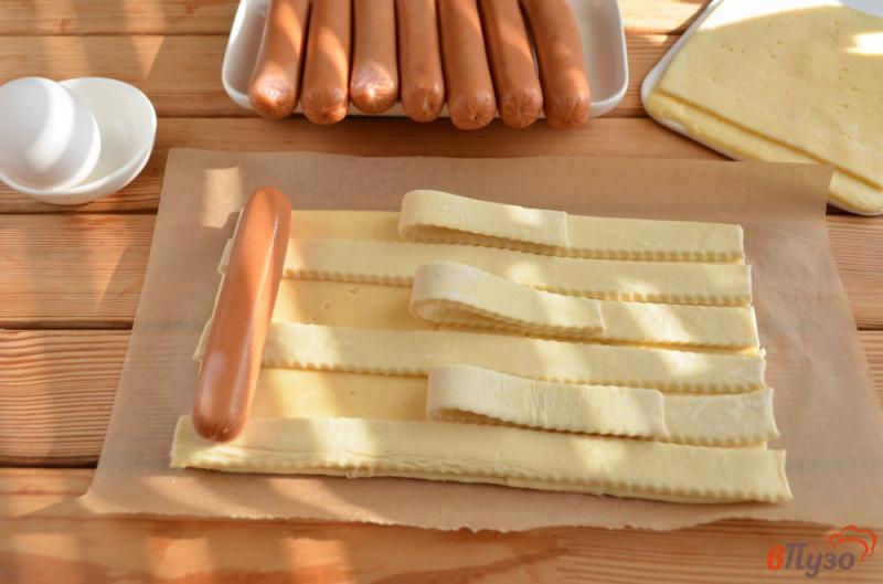 Фото приготовление рецепта: Сосиски с сыром в плетеном тесте шаг №3