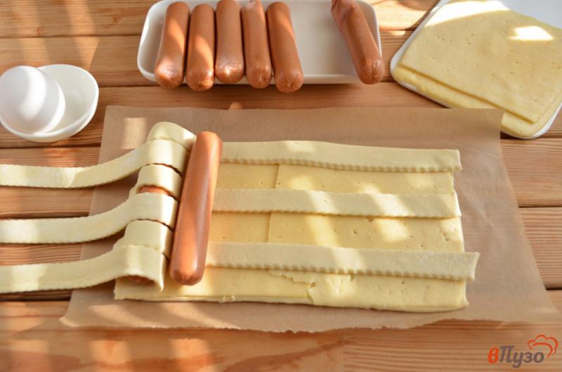 Фото приготовление рецепта: Сосиски с сыром в плетеном тесте шаг №4