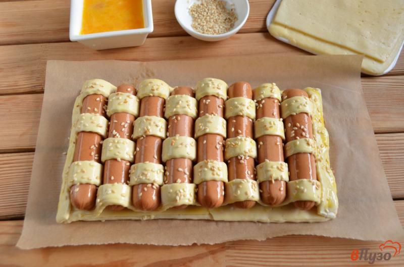 Фото приготовление рецепта: Сосиски с сыром в плетеном тесте шаг №6