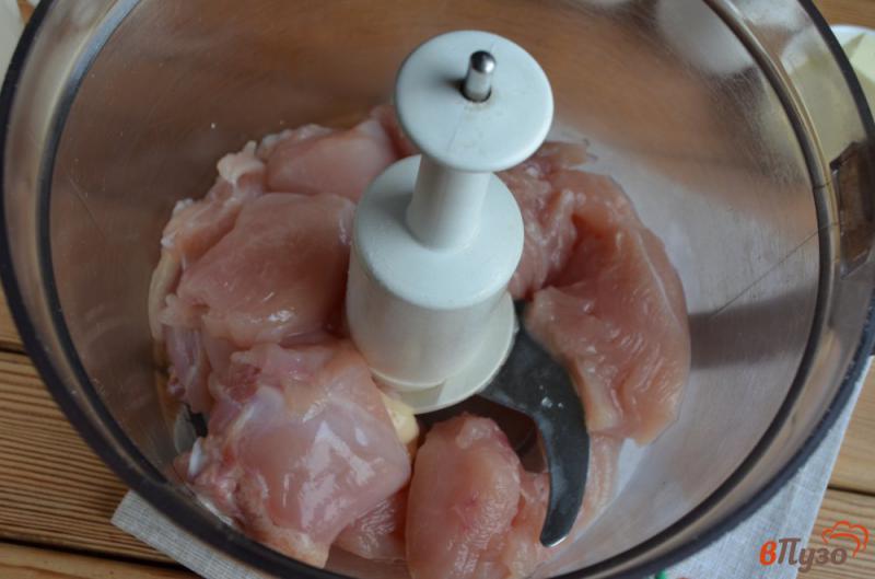 Фото приготовление рецепта: Домашние сосиски из курицы шаг №2