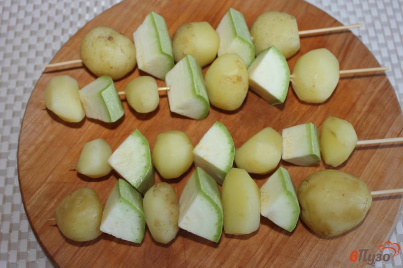 Фото приготовление рецепта: Молодой картофель с кабачком на шпажках шаг №4