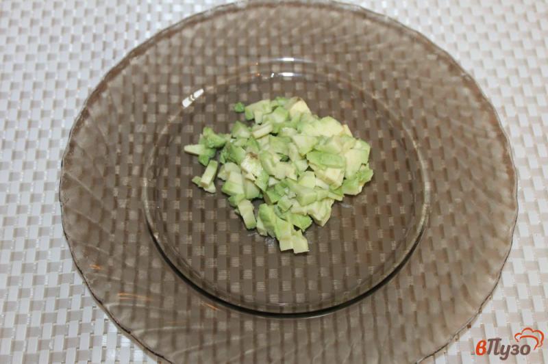 Фото приготовление рецепта: Салат из авокадо, помидоров и красной рыбы с легкой заправкой шаг №2