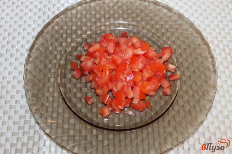 Фото приготовление рецепта: Салат из авокадо, помидоров и красной рыбы с легкой заправкой шаг №4