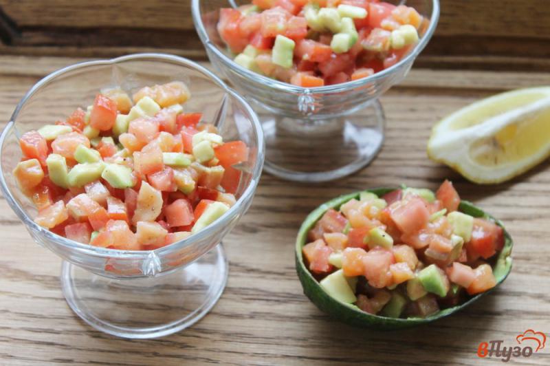 Фото приготовление рецепта: Салат из авокадо, помидоров и красной рыбы с легкой заправкой шаг №8