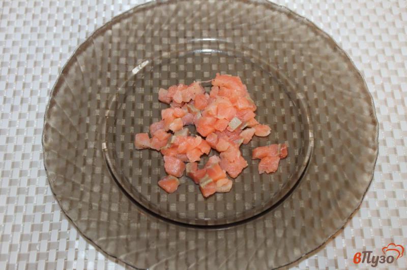 Фото приготовление рецепта: Салат из авокадо, помидоров и красной рыбы с легкой заправкой шаг №3