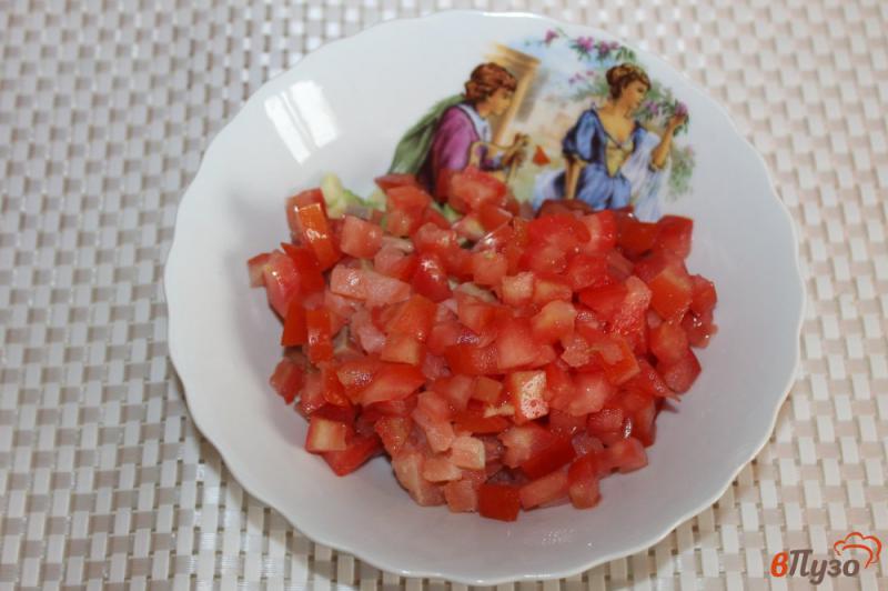 Фото приготовление рецепта: Салат из авокадо, помидоров и красной рыбы с легкой заправкой шаг №5