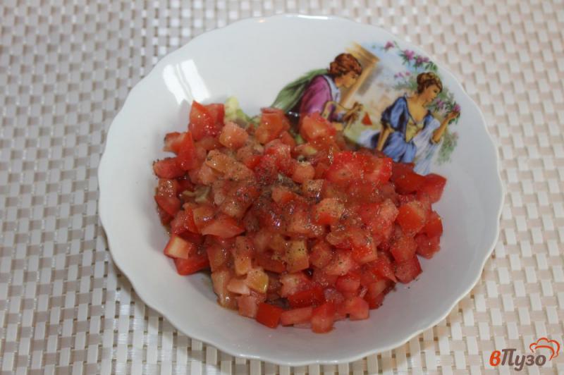 Фото приготовление рецепта: Салат из авокадо, помидоров и красной рыбы с легкой заправкой шаг №7