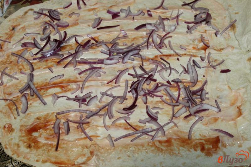 Фото приготовление рецепта: Лаваш с сыром помидорами и красным луком на мангале шаг №2
