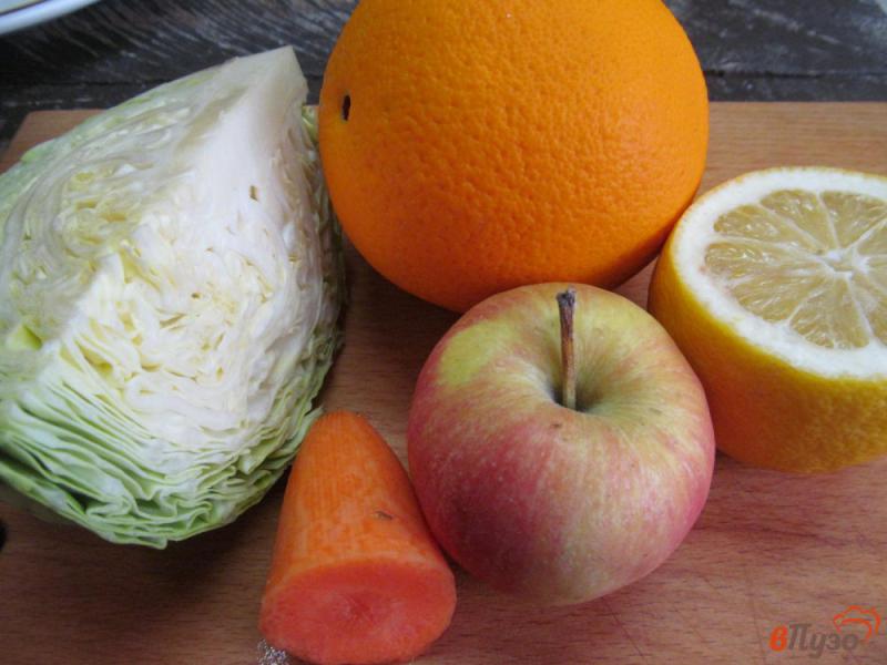 Фото приготовление рецепта: Салат из молодой капусты с апельсином и яблоком шаг №1