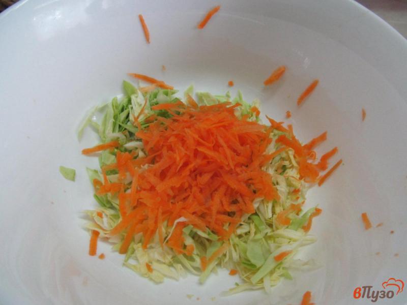 Фото приготовление рецепта: Салат из молодой капусты с апельсином и яблоком шаг №3