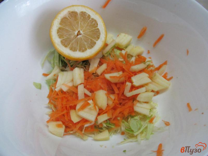 Фото приготовление рецепта: Салат из молодой капусты с апельсином и яблоком шаг №4