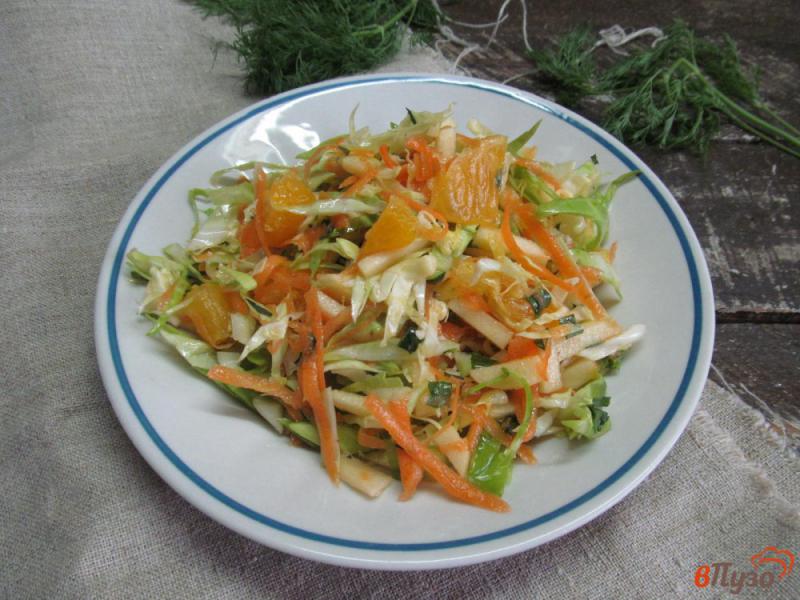 Фото приготовление рецепта: Салат из молодой капусты с апельсином и яблоком шаг №6