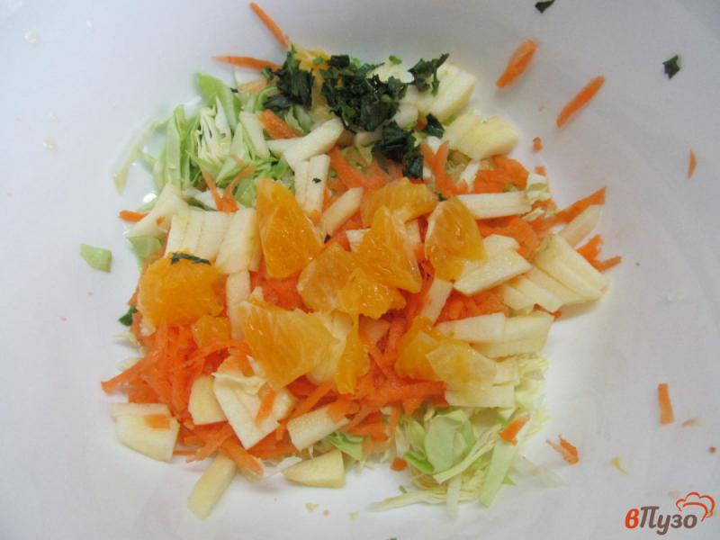 Фото приготовление рецепта: Салат из молодой капусты с апельсином и яблоком шаг №5