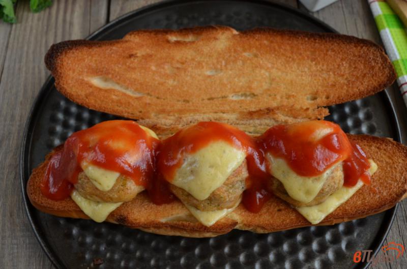 Фото приготовление рецепта: Горячий бутерброд с фрикадельками, сыром и соусом шаг №7