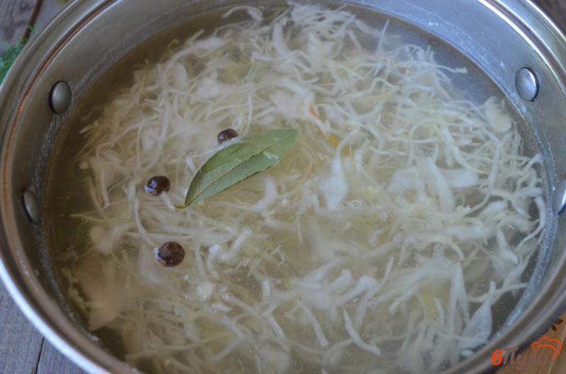 Фото приготовление рецепта: Суп с квашеной капустой и курицей шаг №3